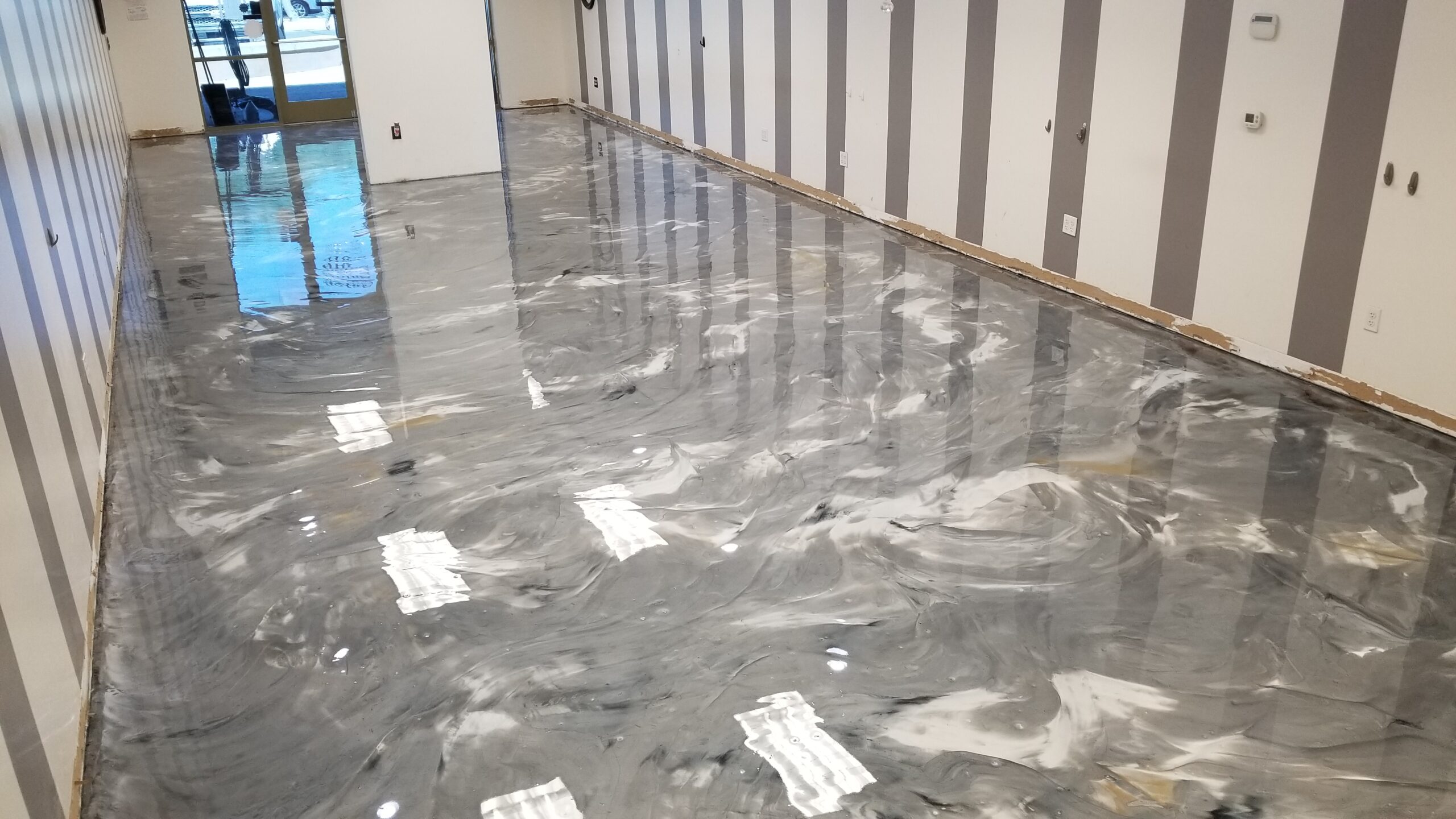 9_chemical_resistant_metallic_epoxy_for_industrial_workshops