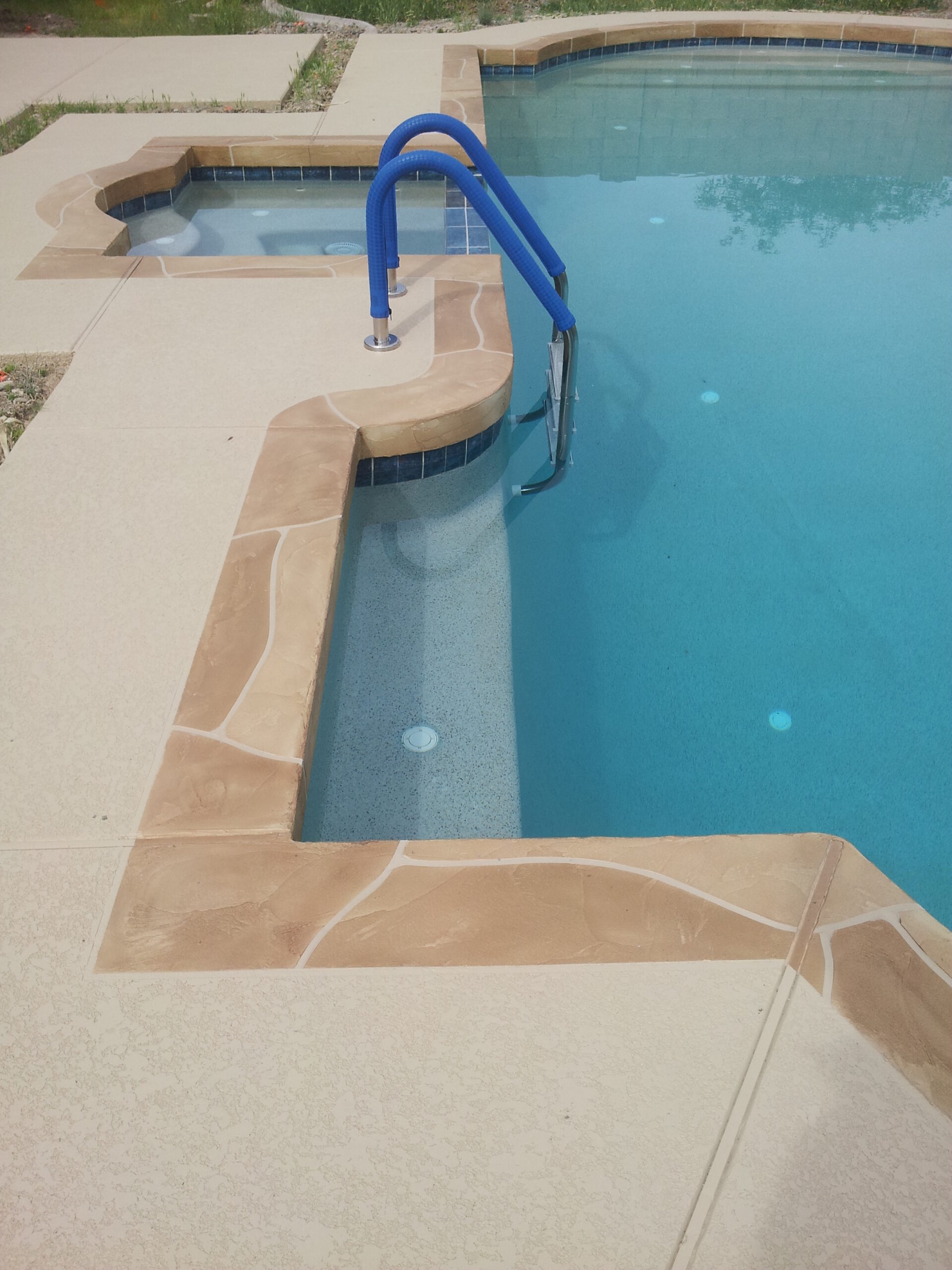 9_low_maintenance_textured_pool_decks_for_aprtment_complexes