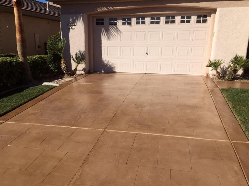 Decorative concrete overlay This image shows a pool deck made up of pavers